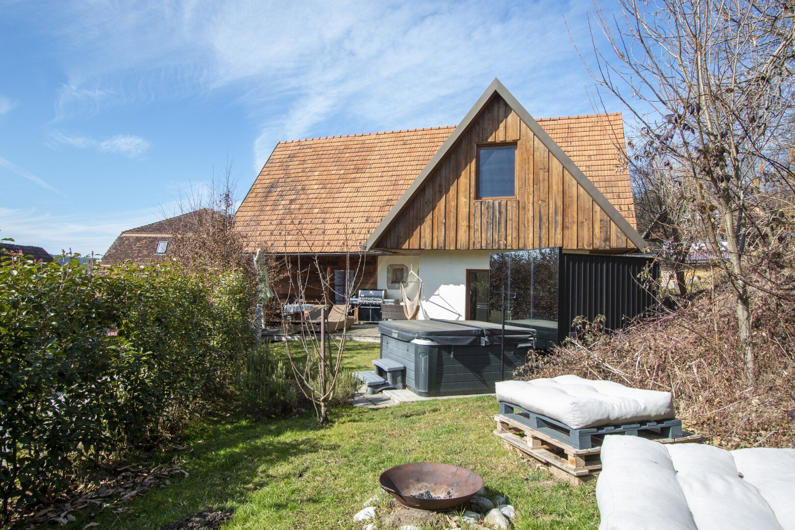 Wohnen & Wohlfühlen: Stilvolles Landhaus mit exklusivem Wellnessbereich!
