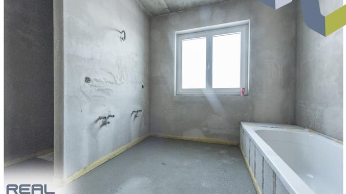Badezimmer mit Badewanne und Walk-In Dusche