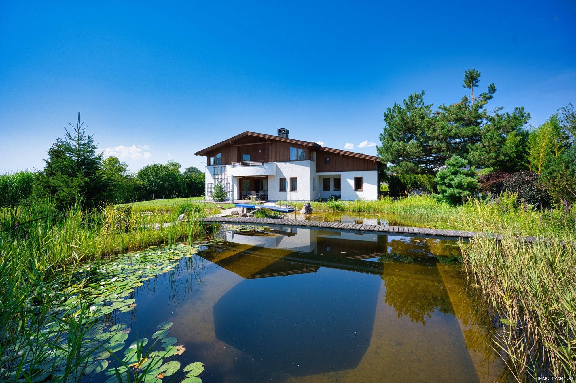 Exklusivität und Privatsphäre pur! Von der Terrasse in den Schwimmteich.