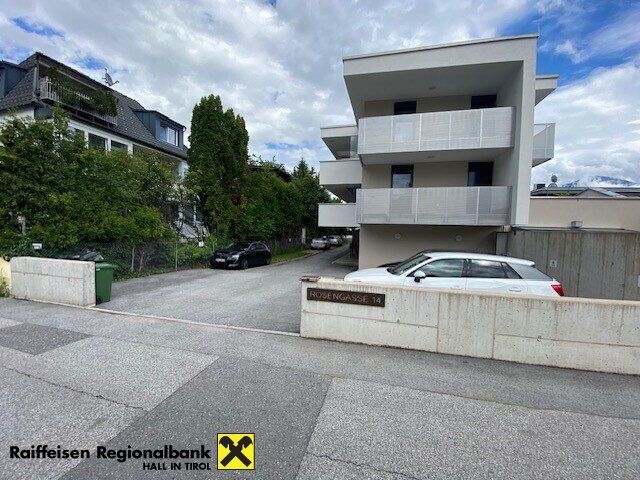 Neuwertige Dachgeschoß-1-Zimmer-Wohnung mit Autoabstellplatz im Freien