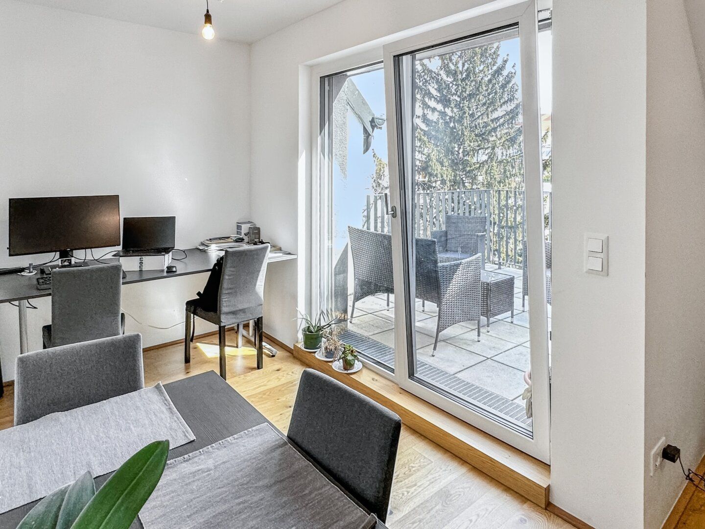 Hofseitige 2-Zimmer Wohnung mit Loggia | Thaliastraße | Billa im Haus | 4. Liftstock