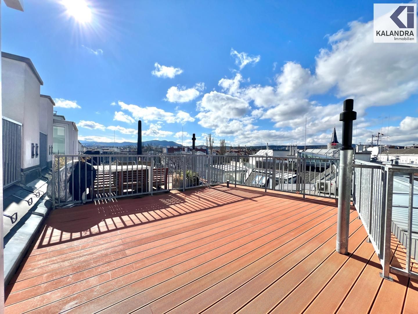360 TOUR // DACHGESCHOSSWOHNUNG MIT TERRASSE
