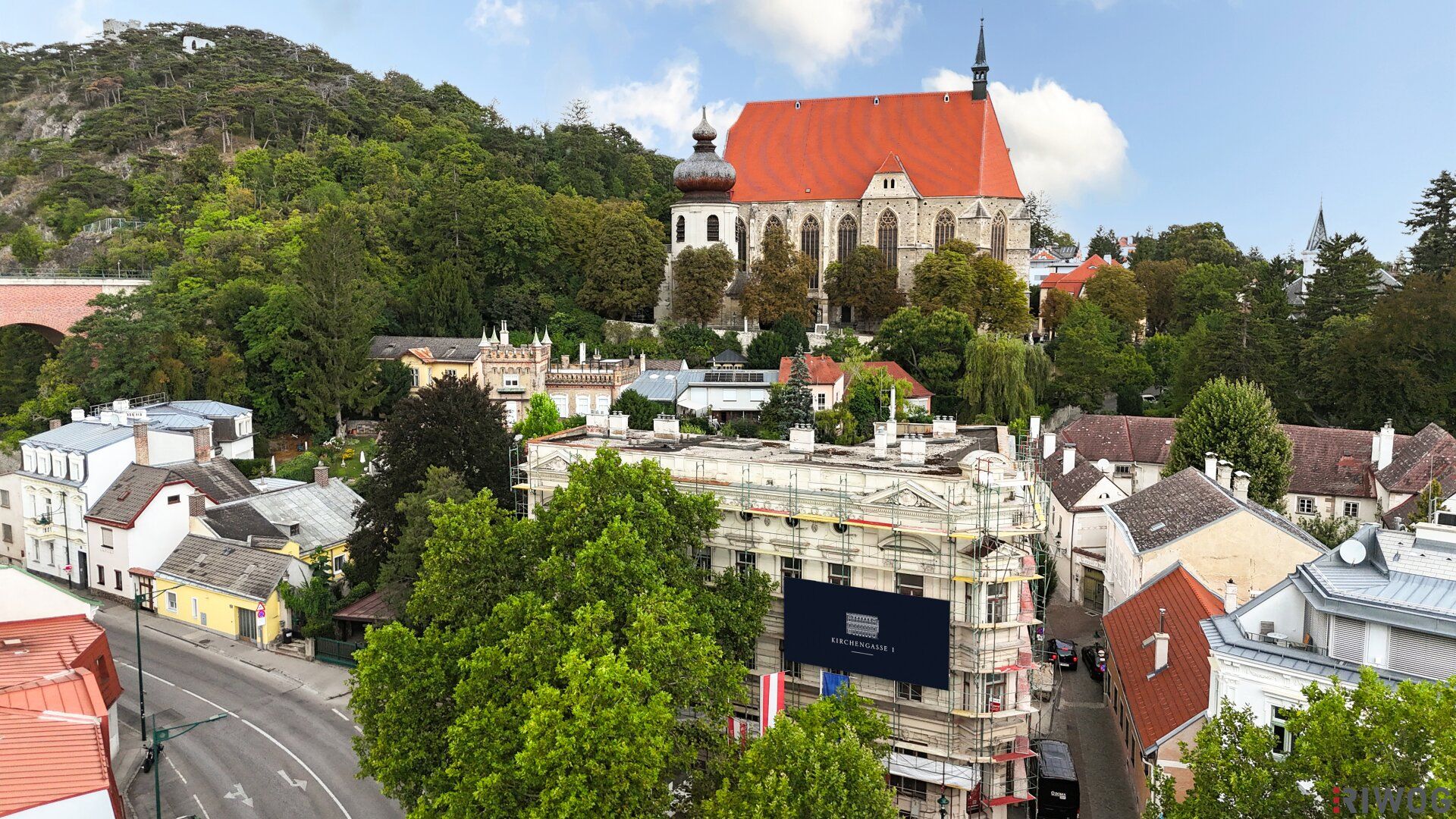 BALKON UND ÜBER 4 METER RAUMHÖHE II PRESTIGE UND ELEGANZ II WOHNEN IM DENKMALGESCHÜTZEN MÖDLINGER STADTJUWEL II FUSSGÄNGERZONE