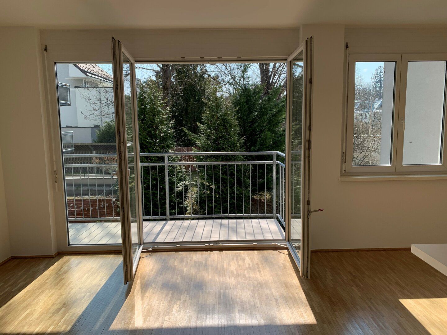 3-Zimmer-Wohnung mit Südwest-Balkon und Gartenblick! Schloss Hetzendorf/ Schnellbahn!