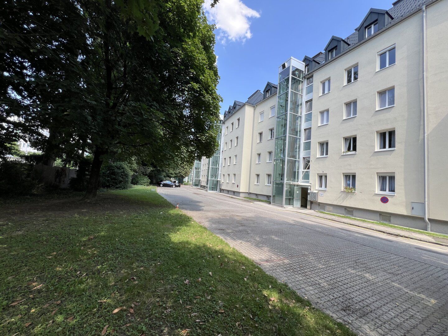 Zentrales Wohnen im Grünen - Gepflegte 2-Zimmer-Erdgeschosswohnung
