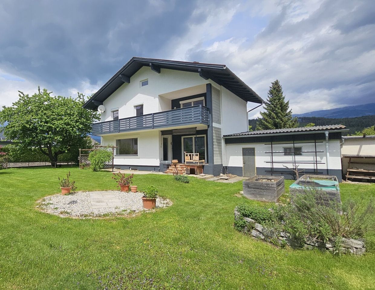 Idyllisch gelegenes Haus mit 6 Zimmer, sonniger großer Garten, Terrasse, uvm..