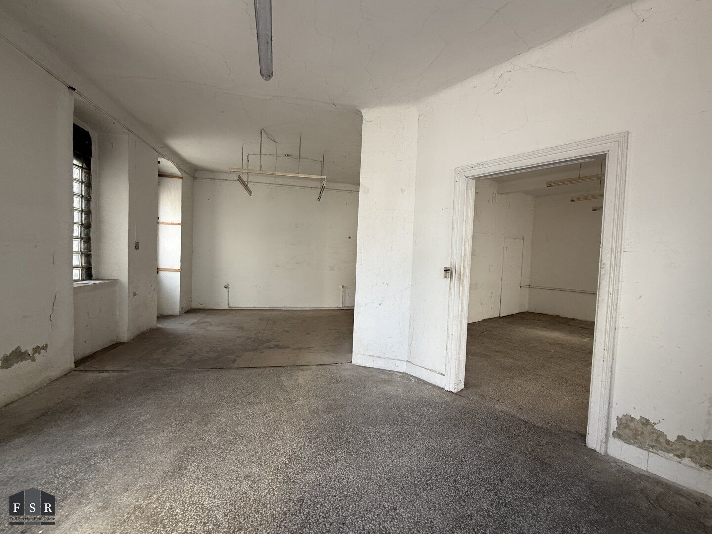Steinwurf zum Augarten - Sanierungsbedürftige ECK- Büro/Praxis/Verkaufsfläche/Atelier - Prachtvolles Stilaltbauhaus - Ansicht 2