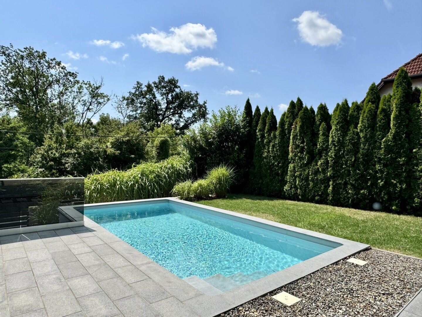 Modernes Haus mit Garten, Pool und Fernblick