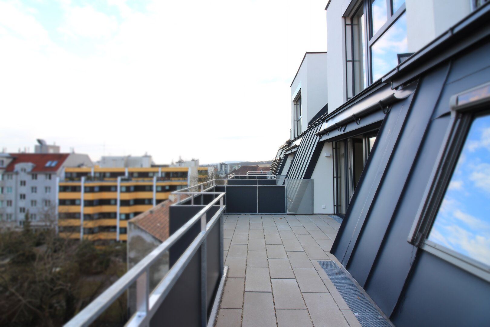Modernes Wohnen über den Dächern Wiens - 3-Zimmer-Dachgeschosswohnung mit großer Terrasse in Ruhelage
