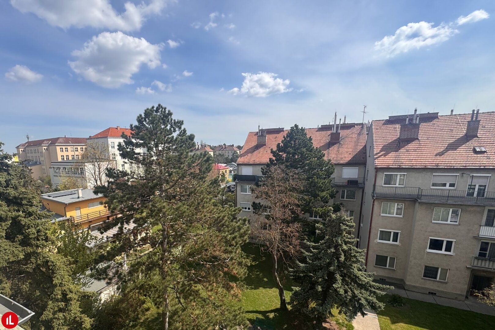 Zentrale Dachgeschoßwohnung mit Freifläche am Hauptplatz Schwechat - Modernisierung nach Wunsch!