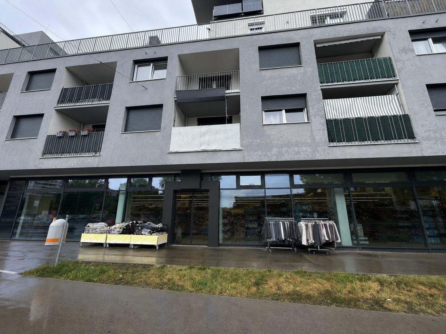 Prominente Gewerbefläche mit großer Glasfront verfügbar - Ansicht 2