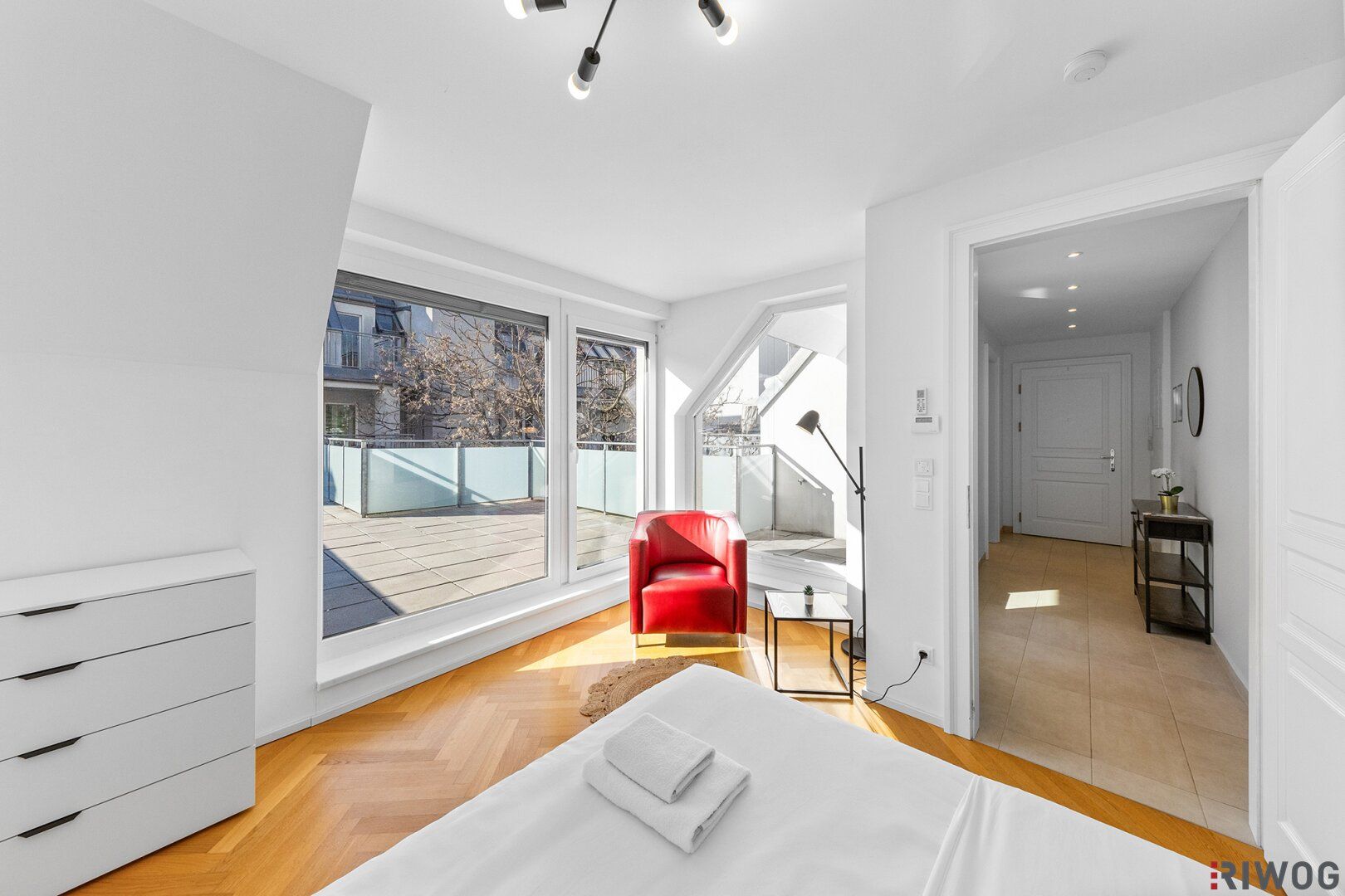 Sanierte DG-WOHNUNG mit über 50m² TERRASSENFLÄCHE | Ca. 2 Min. zur U4 SCHÖNBRUNN | Ca. 15 Min. in den 1. Bezirk