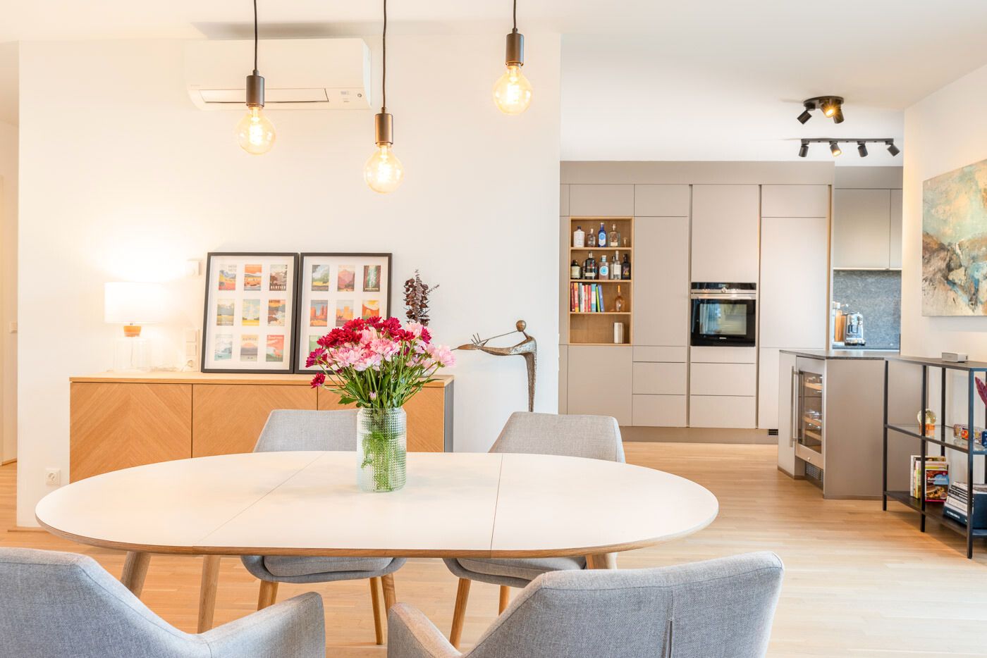 Moderne, vollklimatisierte Dachgeschosswohnung mit weitläufiger Terrasse inkl. TG-Stellplatz