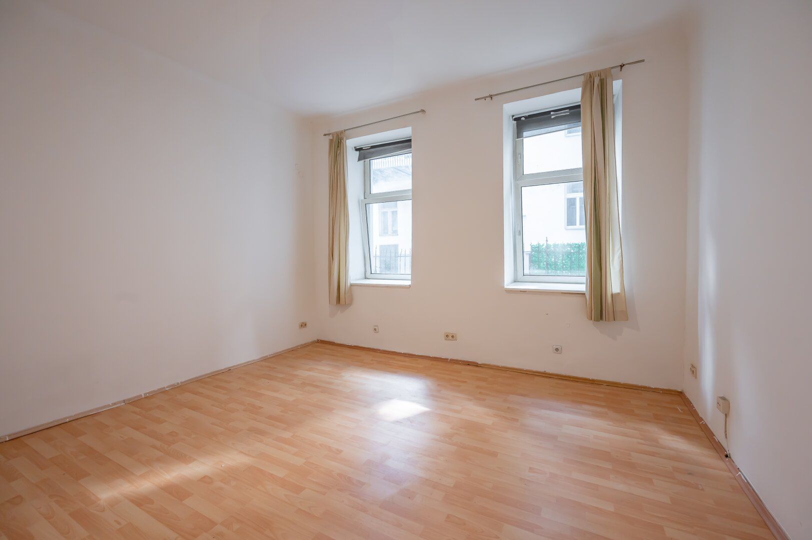 +++NEU+++ Sanierungsbedürftige 1-Zimmer Altbauwohnung im Erdgeschoss - Hobbyraum im Keller!
