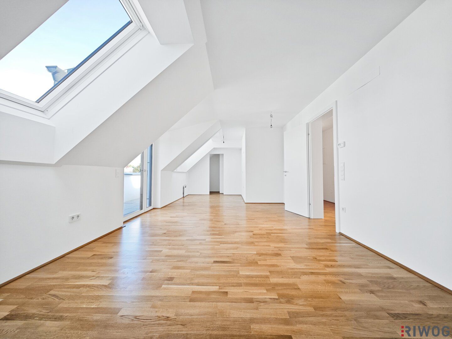 Erstbezug nach Errichtung | 3-Zimmer Dachgeschosswohnung mit Balkon in ruhigen Innenhof | PKW-Abstellplatz | fertiggestellt & bezugsbereit
