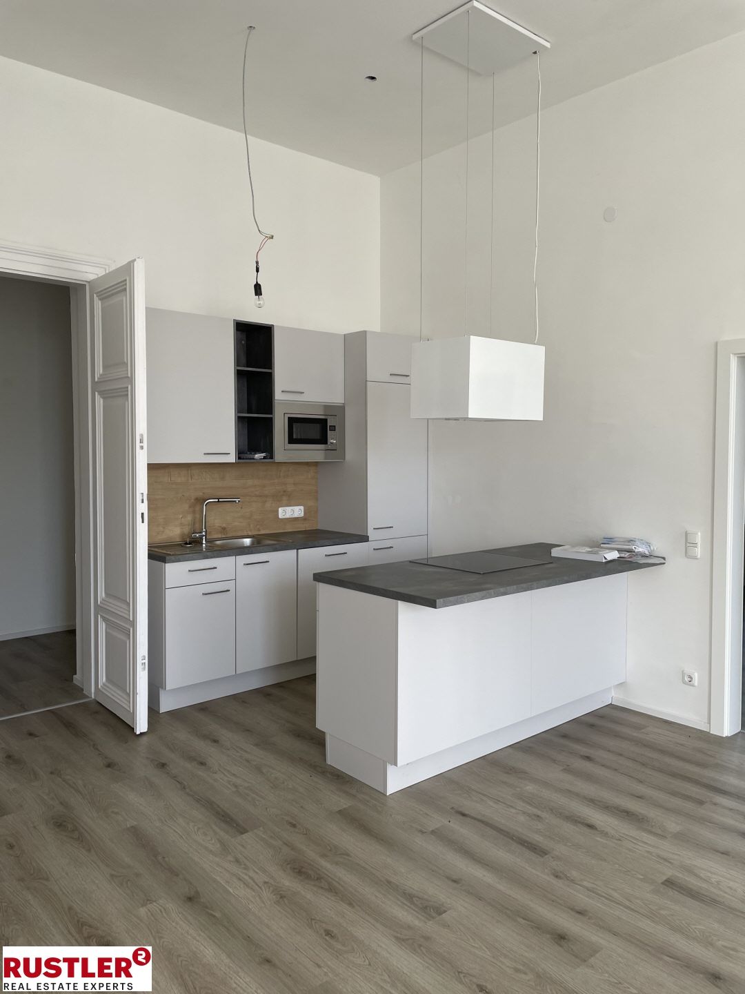 Wohnen im Schloss! Altbau-Charme mit hohen Wänden!
