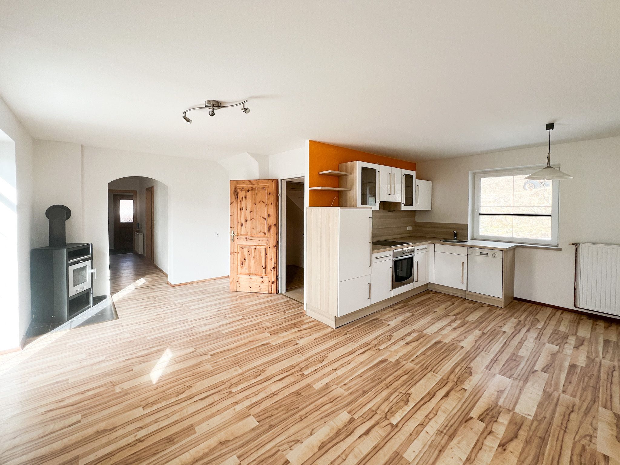 Zweistöckige Maisonette-Wohnung mit sonniger Terrasse zu verkaufen!