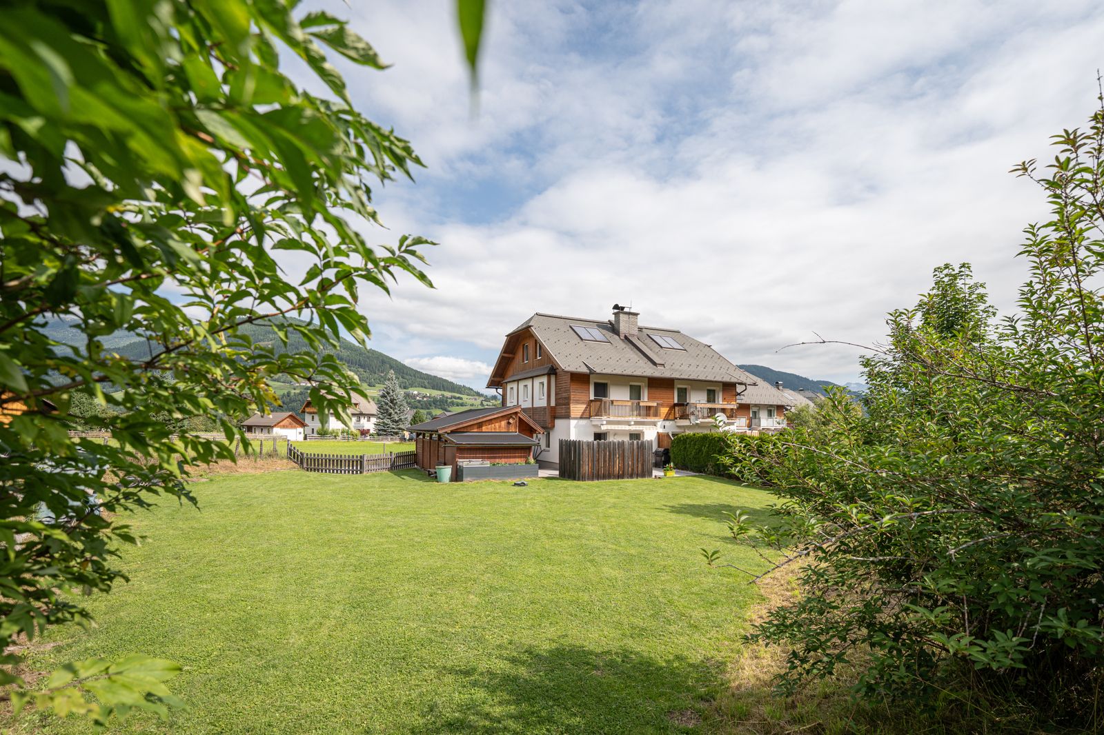 Idyllisches Eck-Reihenhaus mit großem Garten & Carport