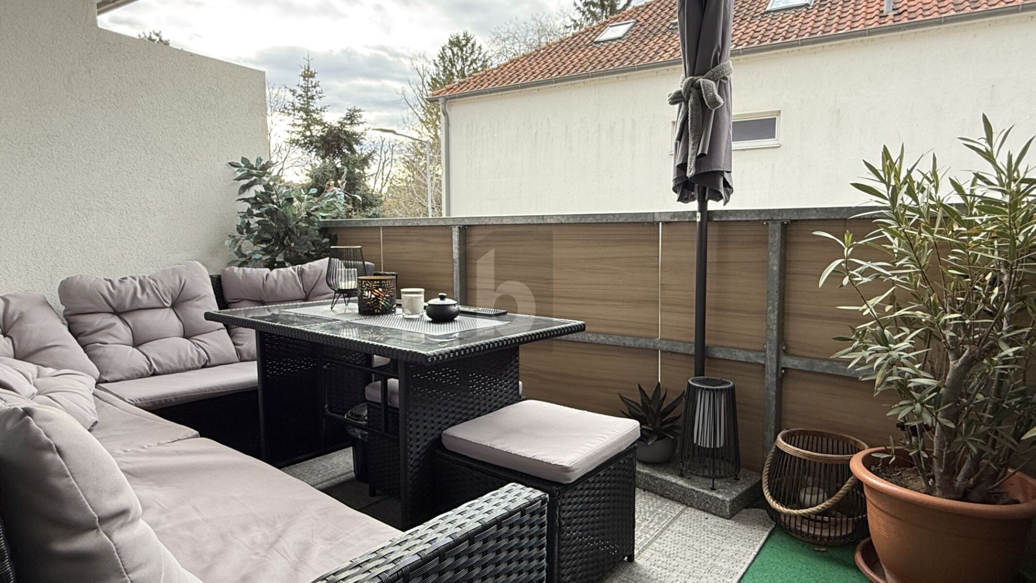 NEUWERTIG & TOP MODERN IN ZENTRALER RUHELAGE MIT SÜD-BALKON