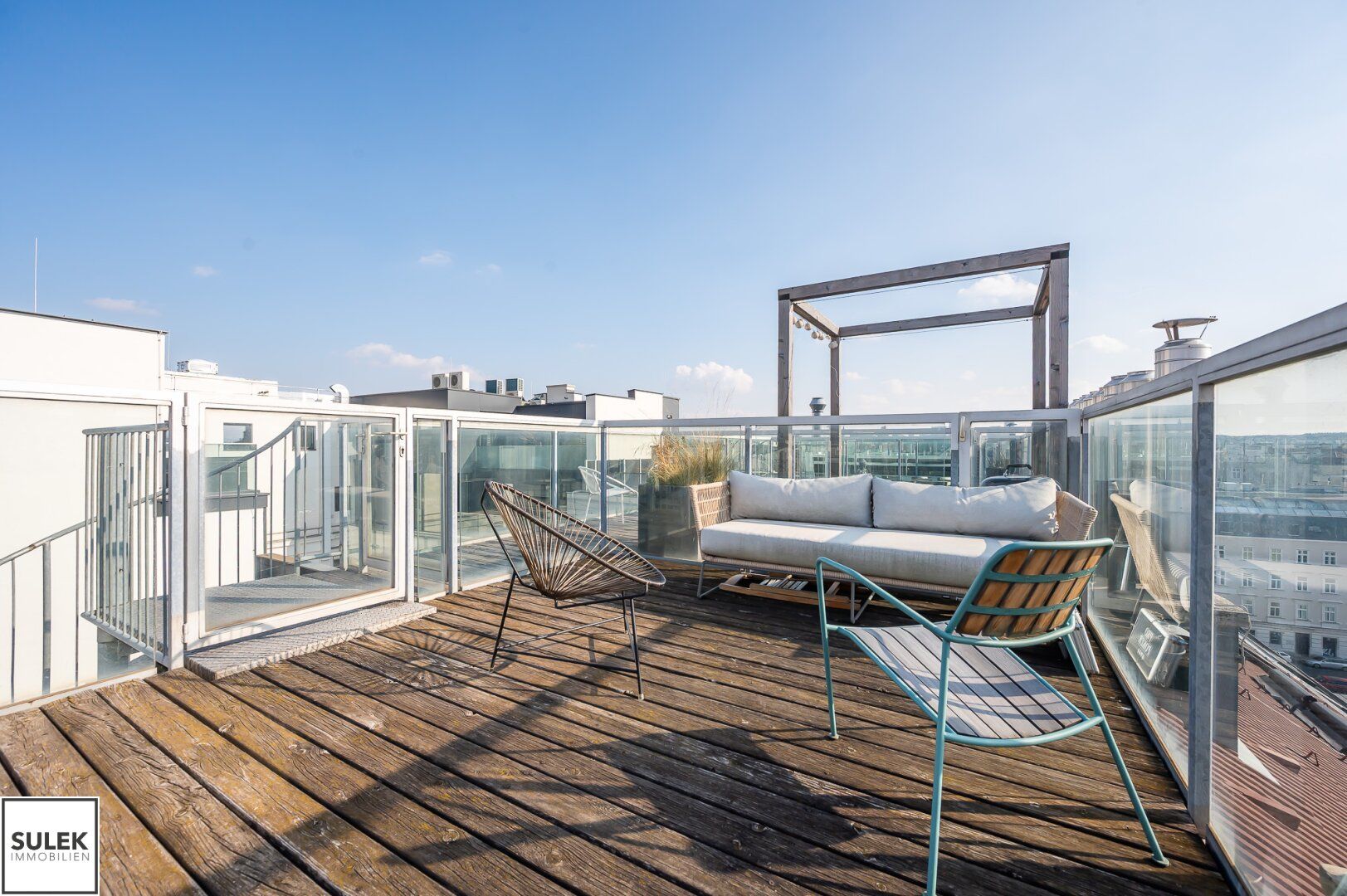Luxuriöses Wohngefühl! Einzigartige, stilvolle Dachgeschosswohnung nahe Naschmarkt & Innenstadt! 200m² Wohnfläche + rd. 100m² Terrassen! ***VIDEOTOUR***