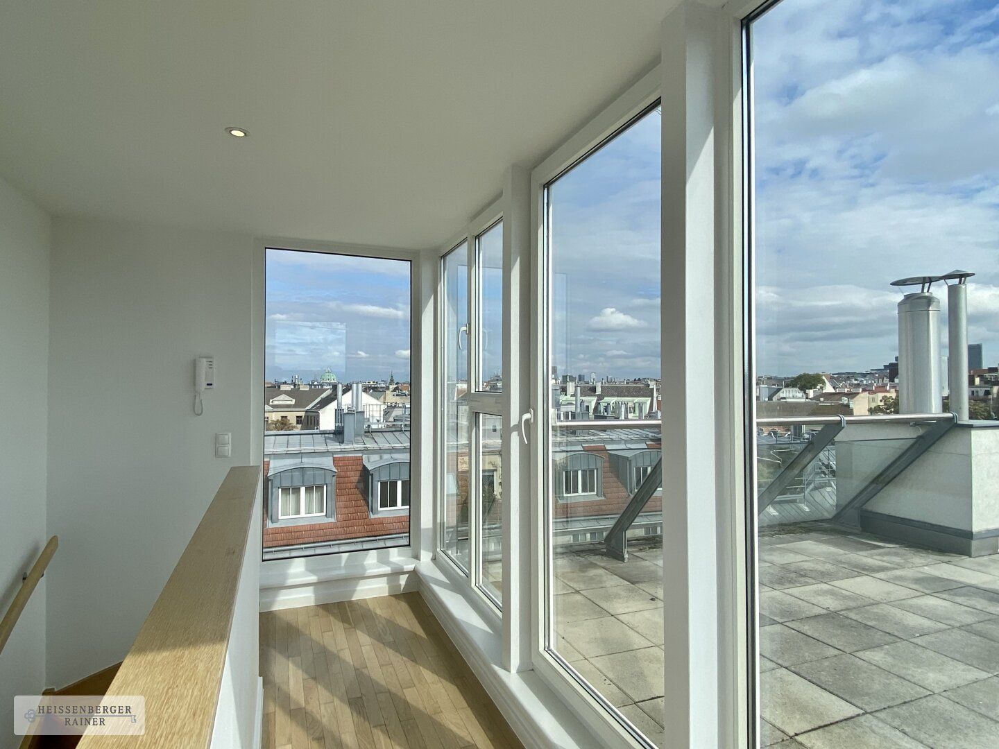 Dachterrassenmaisonette mit Panoramablick /// NASCHMARKT /// U4