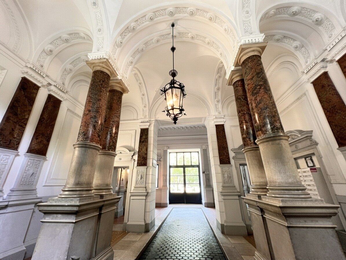 UNBEFRISTET: Prachtvolle Altbauwohnung der absoluten Königsklasse beim Schottentor