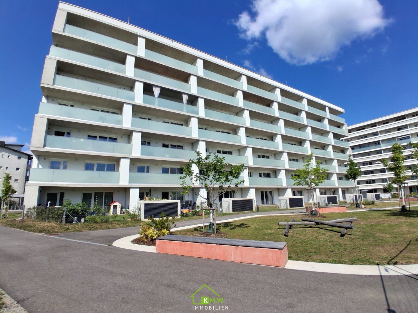 Erstbezug - Lichtdurchflutete 2 Zimmer Neubauwohnung mit Fernblick, Balkon & Tiefgaragenplatz