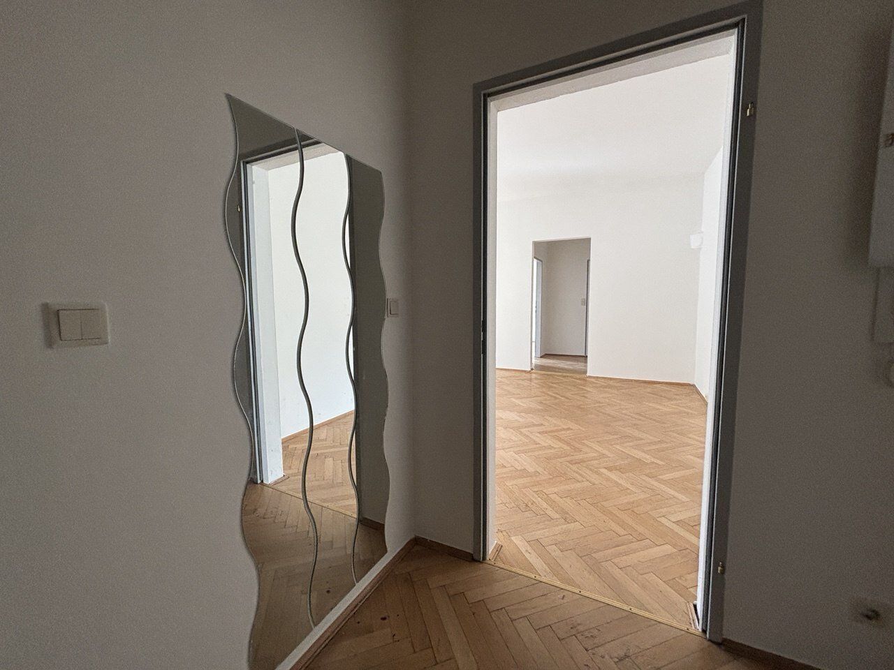 Lebendiges Viertel: Helle 2-Zimmer-Wohnung + extra Küche, in Lendplatz-Nähe