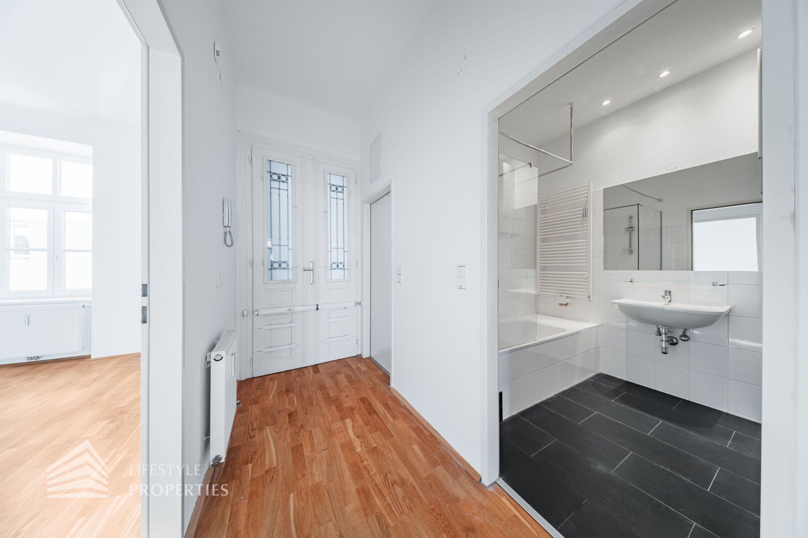 Ruhiger Innenhofblick trifft Citynähe - stilvolle 2 Zimmer Altbauwohnung im 3. Liftstock - Flere