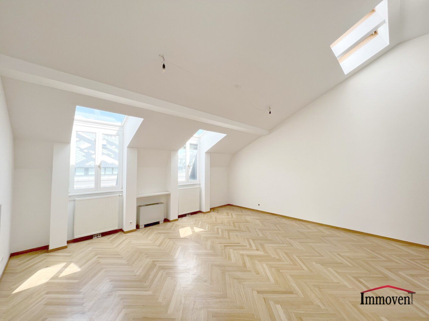 Im Herzen des 1. Wiener Gemeindebezirks - 3-Zimmer-Dachgeschosswohnung mit Klimaanlage und Balkon!