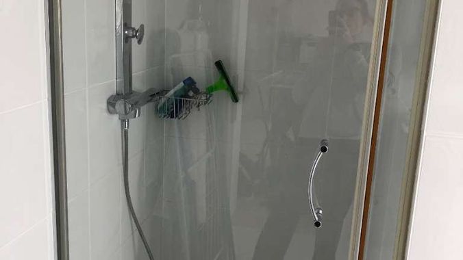 Badezimmer im Dachgeschoss - Dusche, Waschbecken, Toilette (1/2)