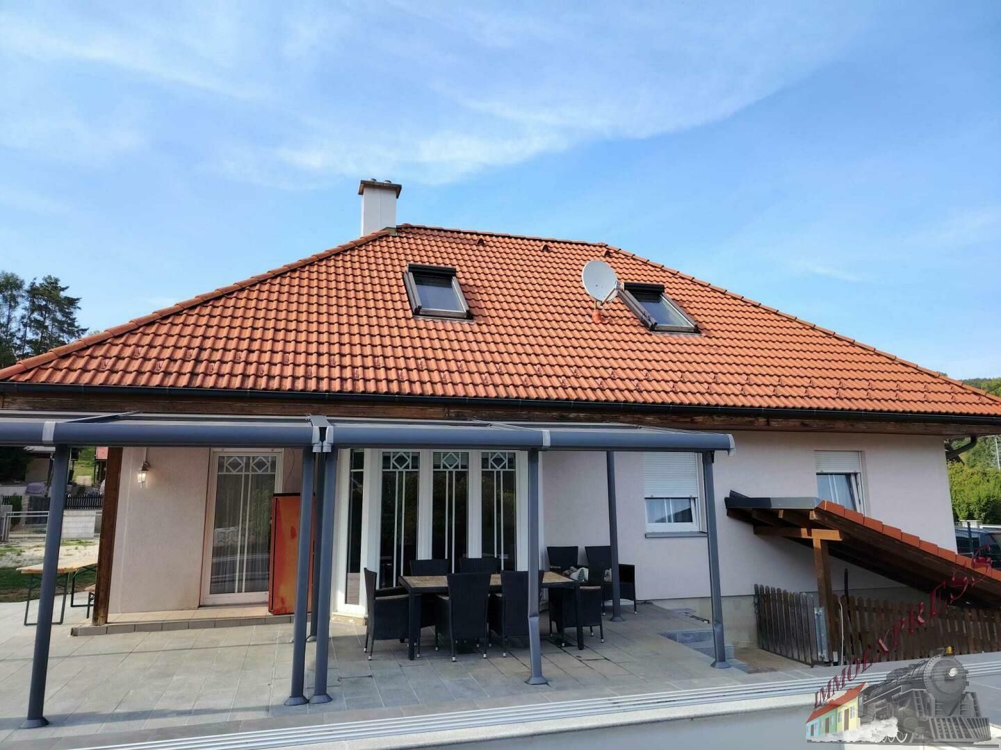 Tolles Einfamilienhaus mit großem Pool (8x4m), ausbaubarem Dachgeschoß und Doppelgarage wartet auf Sie!