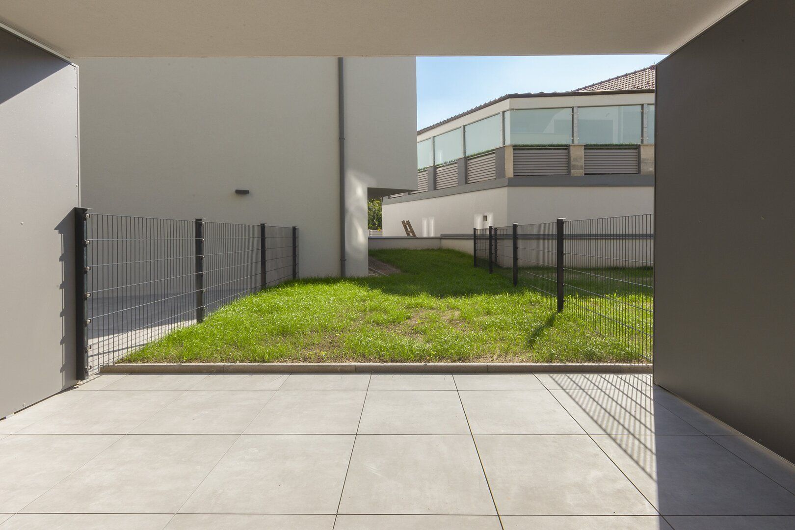 EHK 100 | 1 Zi Studio mit südseitigem Eigengarten & Terrasse