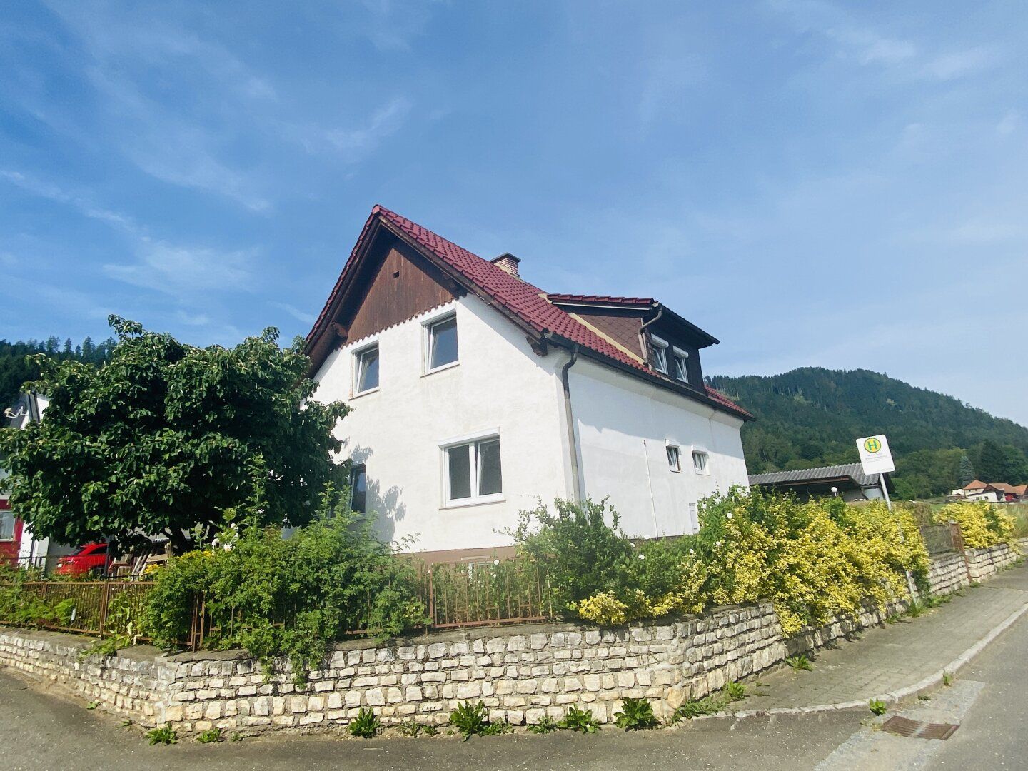 Weißkirchen: Einfamilienhaus mit viel Potenzial in ruhiger Siedlungslage - teilsaniert - mit Doppelgarage und schönem Garten!