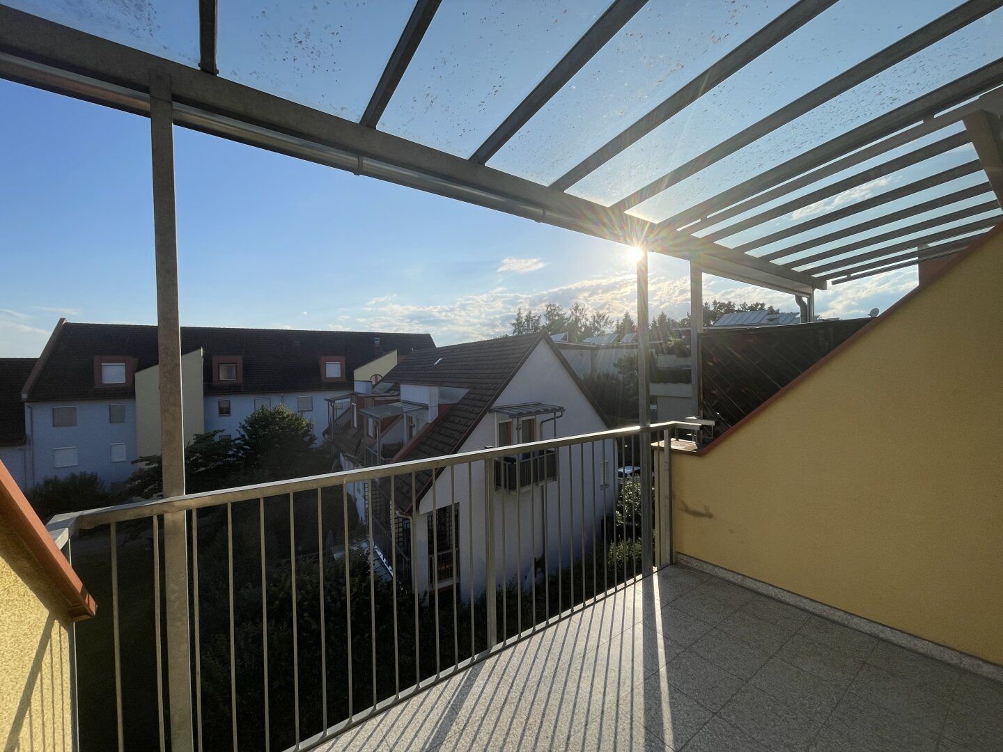 Sonniger Pärchentraum mit Balkon und TG Parkplatz!