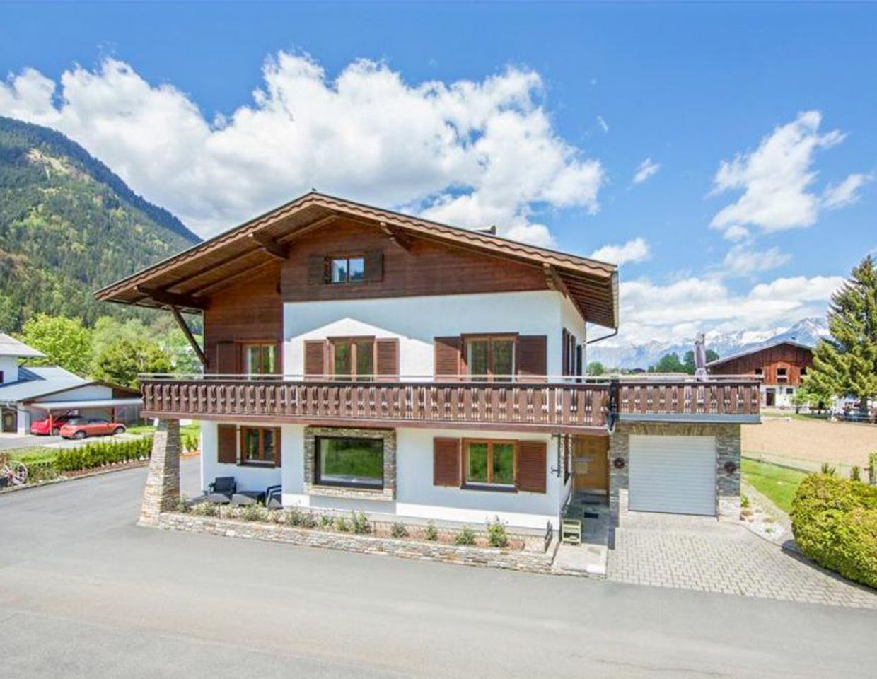 Alpines Ferienchalet mit moderner Ausstattung beim Zeller See