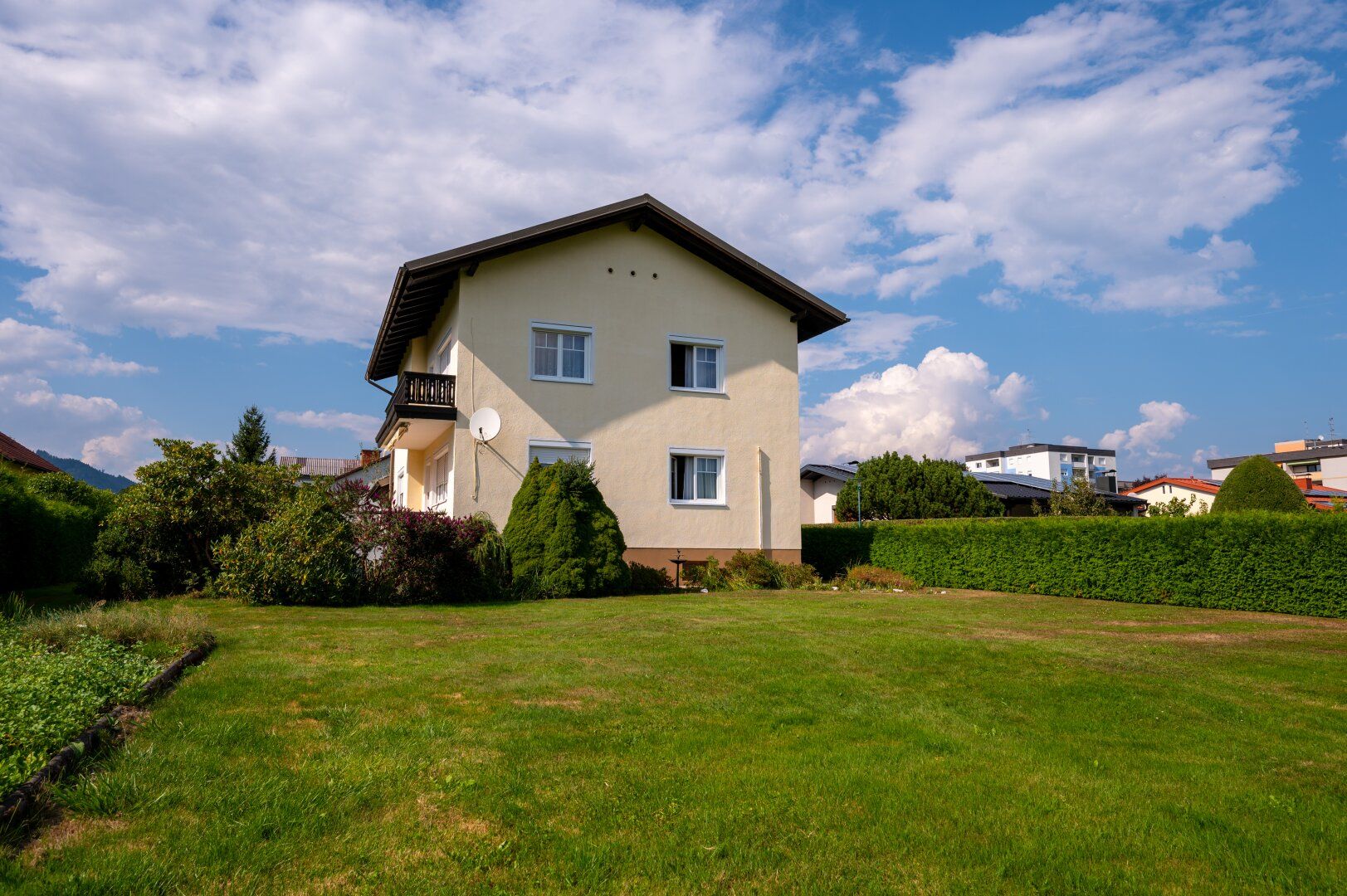 FAMILIE | Charmantes Domizil in Spielberg, zwei Wohneinheiten, gepflegt, mit Doppelgarage und wunderbarem Garten