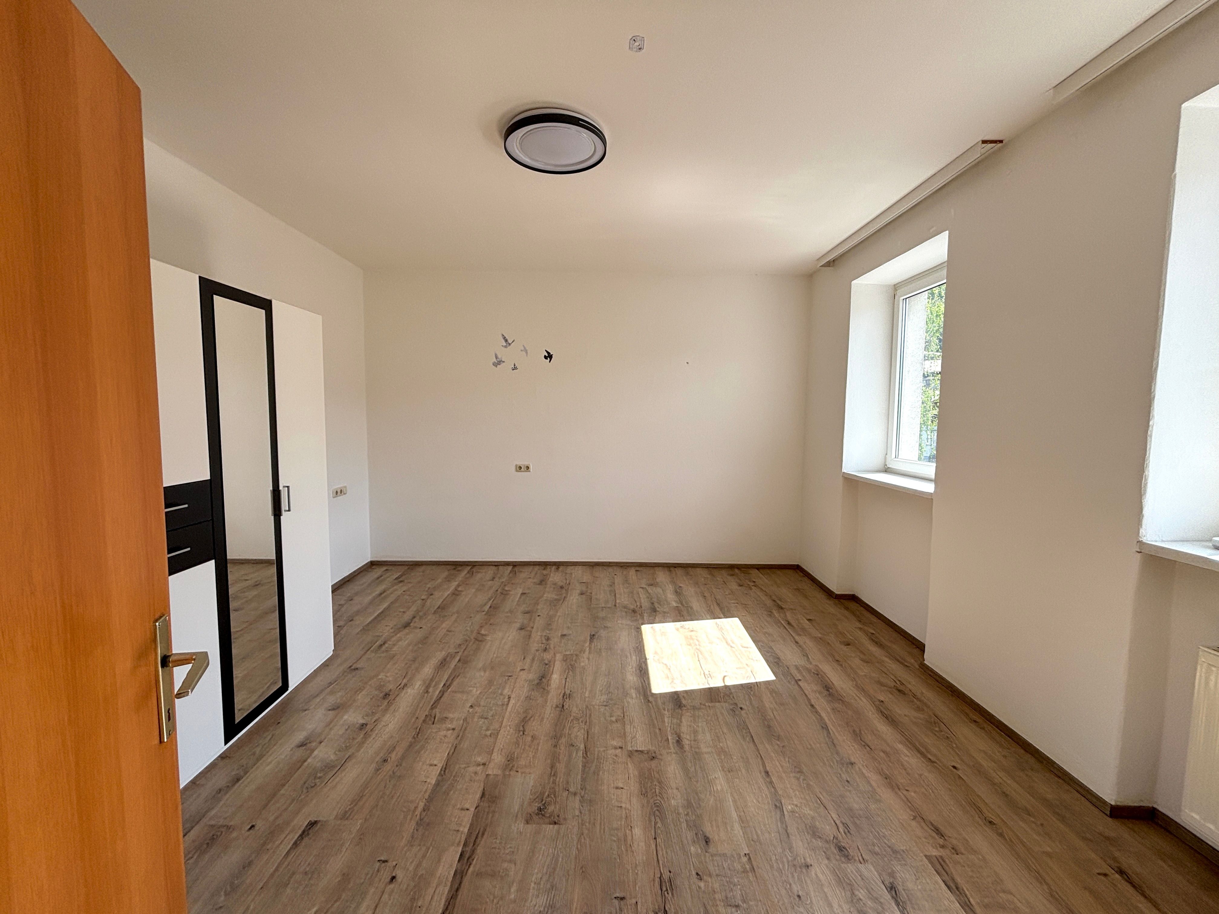 Helle 1-Zimmer-Wohnung mit Parkplatz in zentraler Lage zu vergeben!