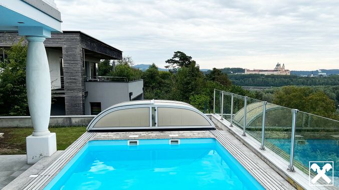 Pool mit Blick auf Stift Melk