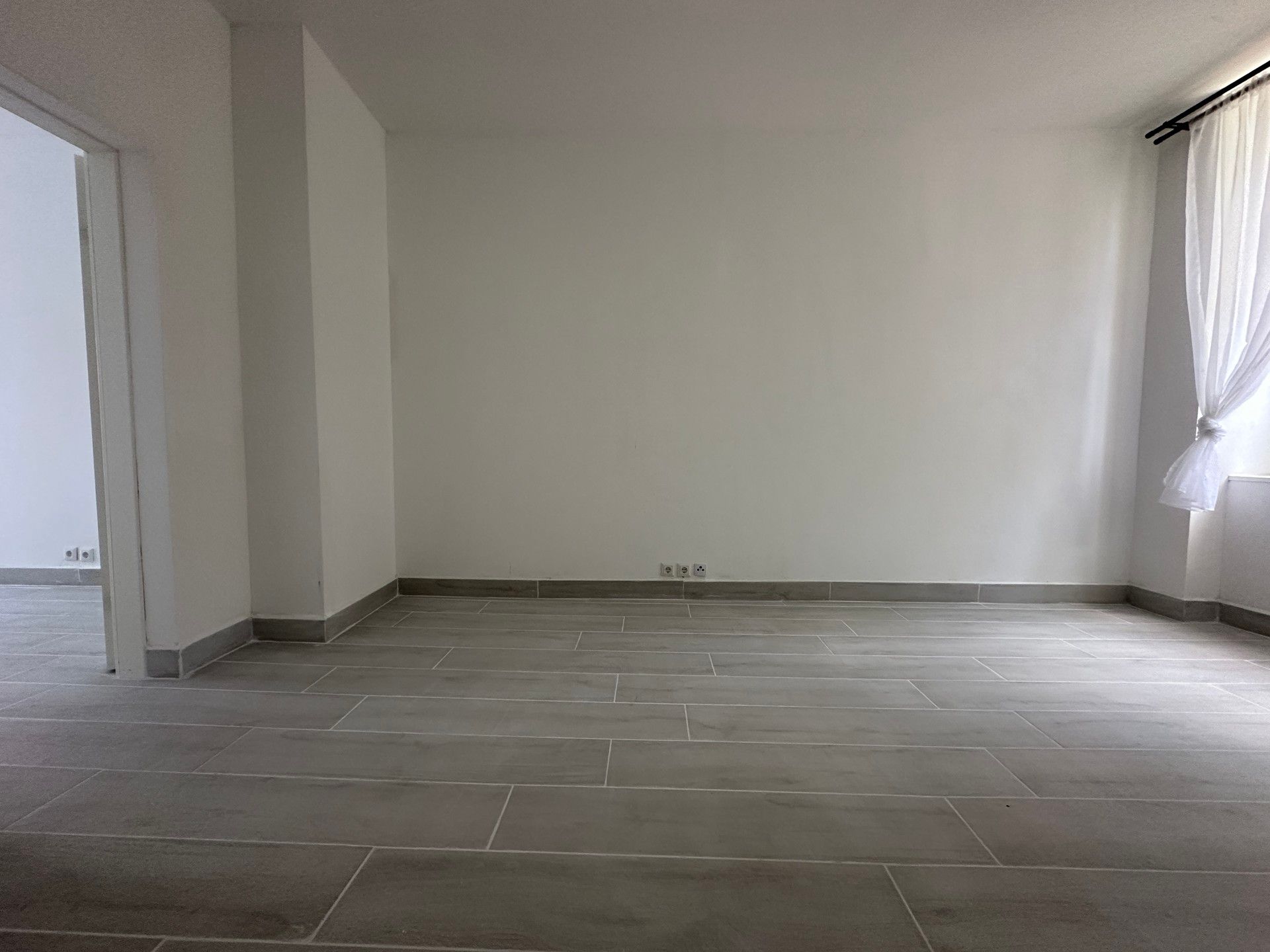 Neu renovierte, sonnige Wohnung direkt neben dem Schlösslpark