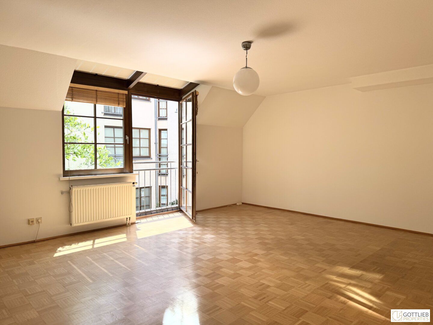 Bestlage beim Hamerlingplatz! Lichtdurchflutete 3-Zimmer-Altbau-Wohnung in saniertem Vorstadthaus inklusive zwei Garagenplätze