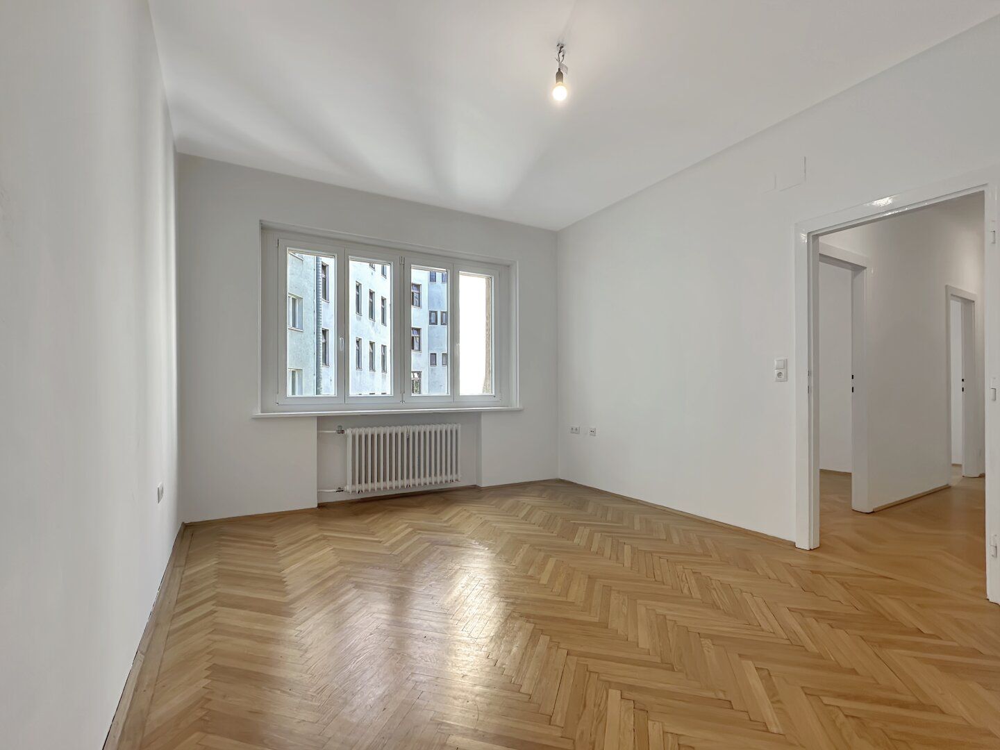 Zentrale 4-Zimmer-Wohnung nahe Karlsplatz