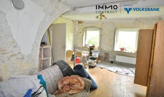 Sanierungsbedürftiges Zimmer - Heizung installiert