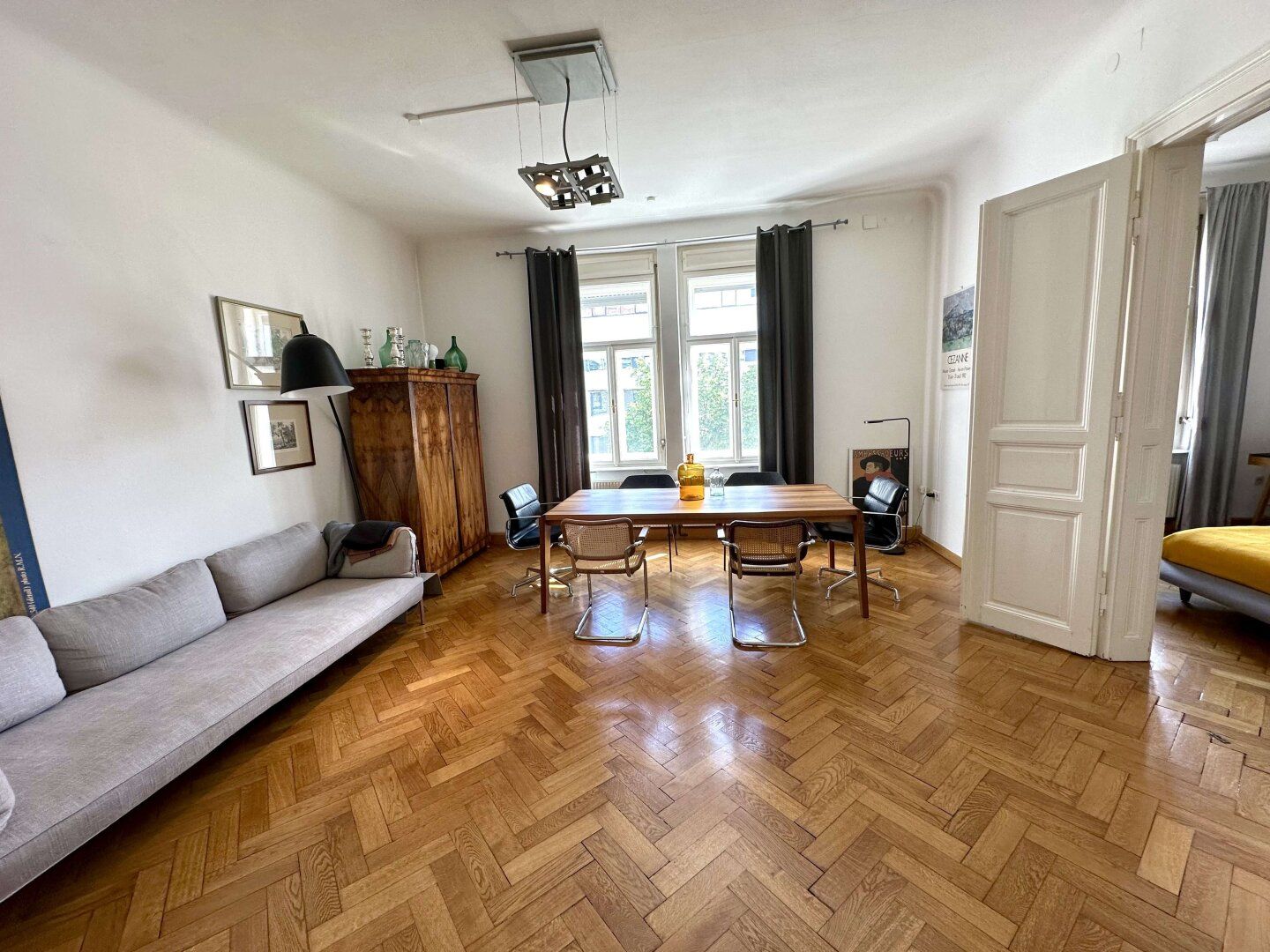 Wunderschöne Altbauwohnung mit zwei Zimmer und einer extra Küche samt Balkon in absoluter Bestlage in St. Leonhard - Provisionsfrei