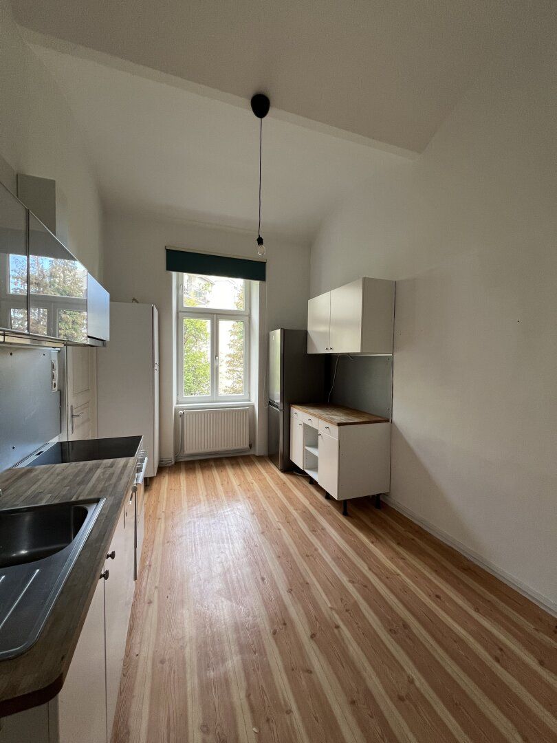 Altbau-Charme: Schöne 2 Zimmerwohnung Nähe Schillerplatz