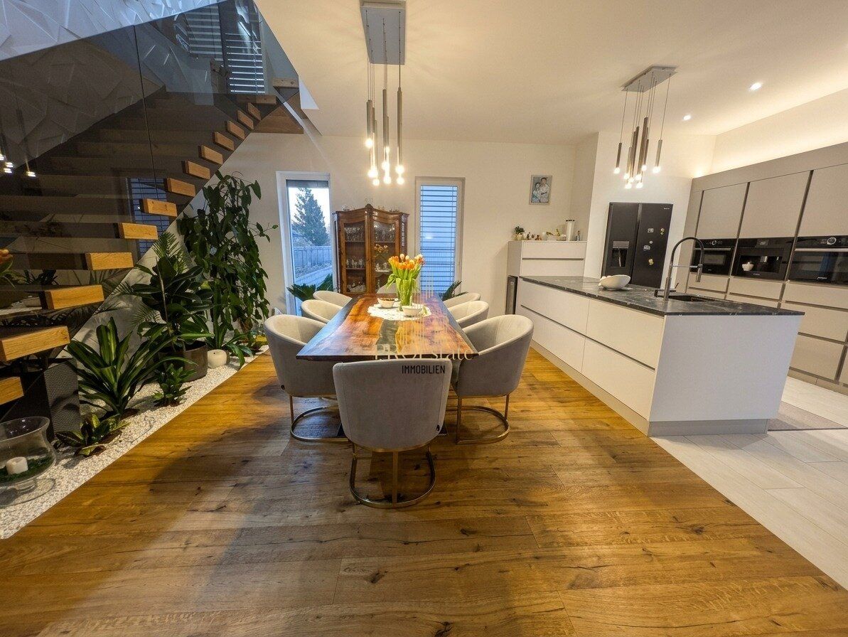 Neuwertiges 5-Zi. Einfamilienhaus in Wels mit Pool, Garten, Terrasse, Klima, Kamin & Garage zu mieten!