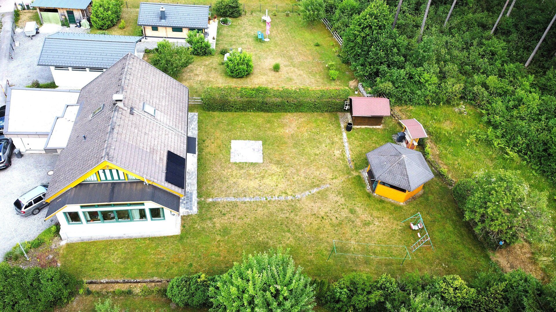 Familienfreundliches Einfamilienhaus mit großem Garten in ruhiger Waldrandlage