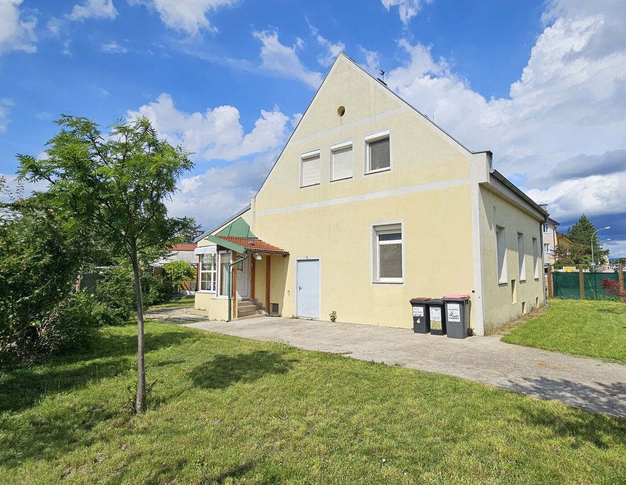 Großzügiges Einfamilienhaus mit Wintergarten und Garage