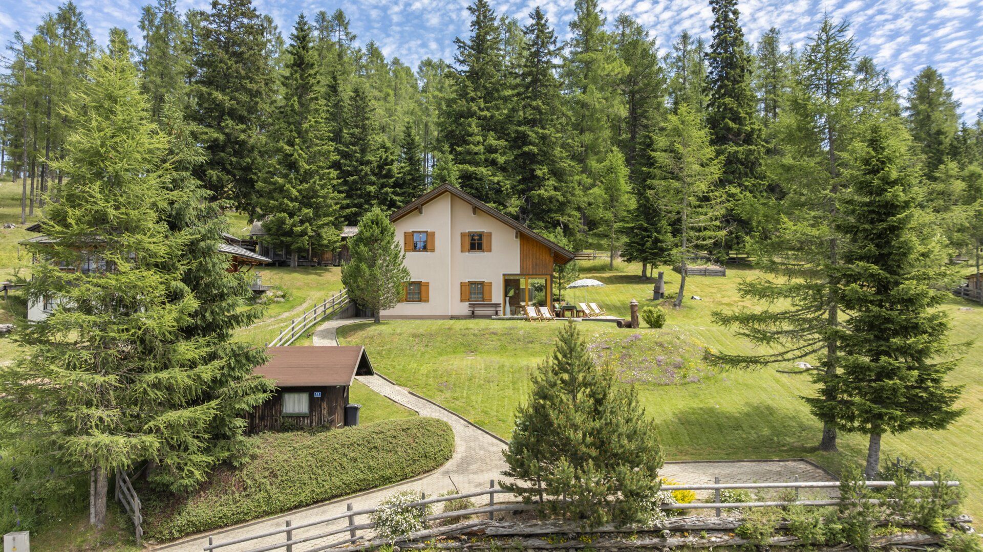 Gemütliches Almhaus am Hochrindl - Weitläufiges Grundstück mit Blick über sonnige Berggipfel.