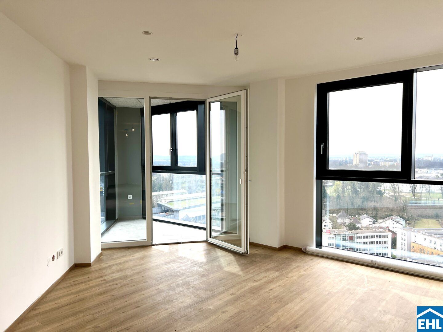 Erstbezug ab 01. Juni ++ 1 Zimmer Wohnung mit Einbauküche im 16.OG!